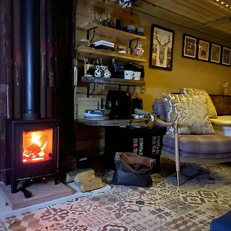 Pear Tree Hut At Carr House Farm Kemping