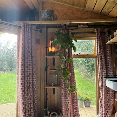 Kemping Pear Tree Hut At Carr House Farm *