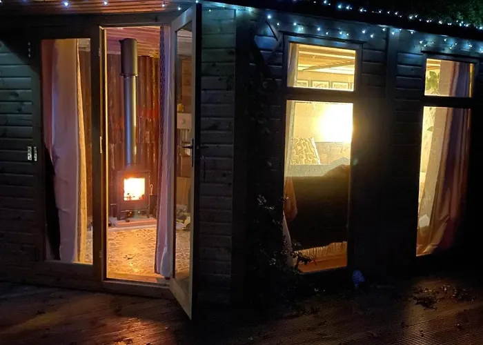 Pear Tree Hut At Carr House Farm *