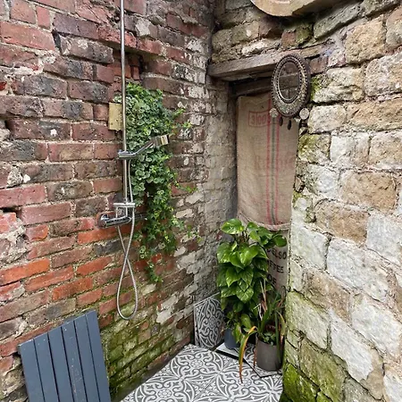 Kemping Pear Tree Hut At Carr House Farm *